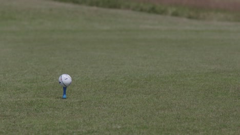 Einen-Golfball-Schlagen.-Nahaufnahme.-Zeitlupe