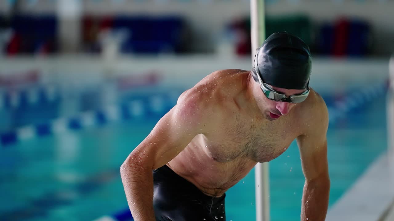 Nuotatore che esce dalla piscina dopo un allenamento intenso