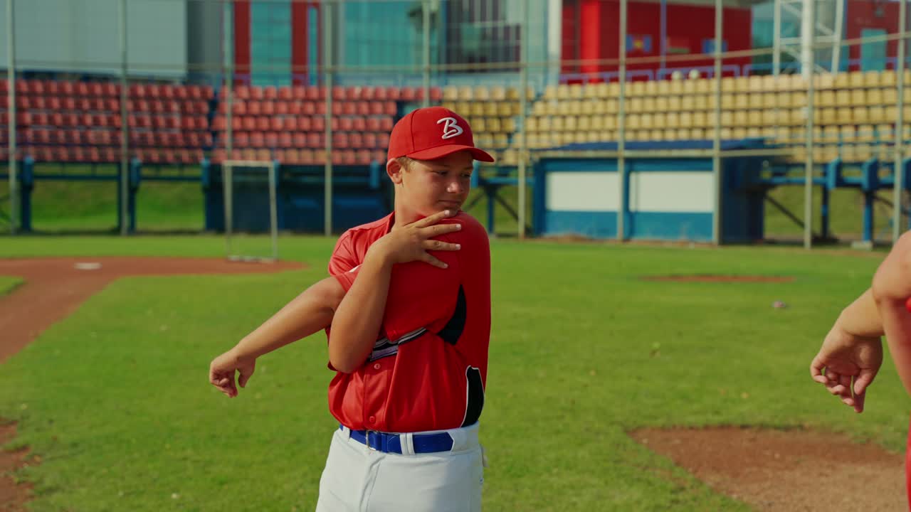 Giovani giocatori di baseball che fanno stretching sul campo