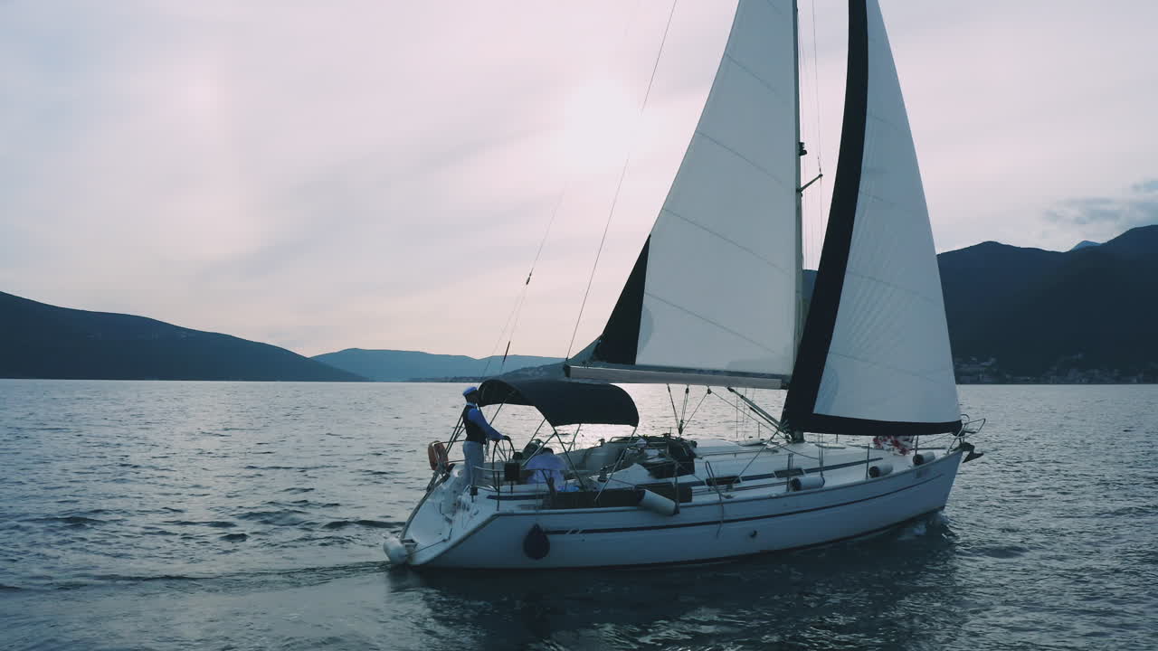 Yacht a vela in un maestoso paesaggio costiero