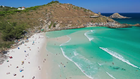 열대 해변의 공중 풍경, 여름 중간에 빛으로 빛나는 웅장한 arraial de cabo