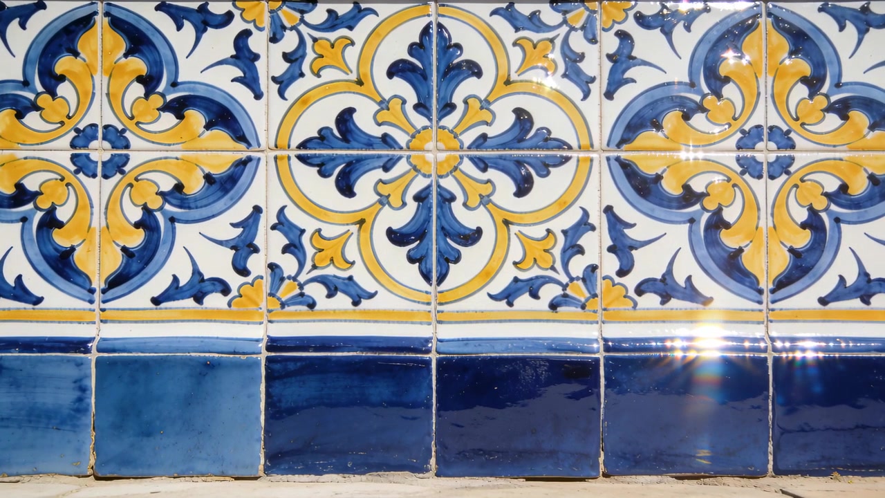 Câmera deslizante movendo-se para a direita através do painel da parede, mostrando azulejos esmaltados, base de rejunte e brilho da luz à direita.