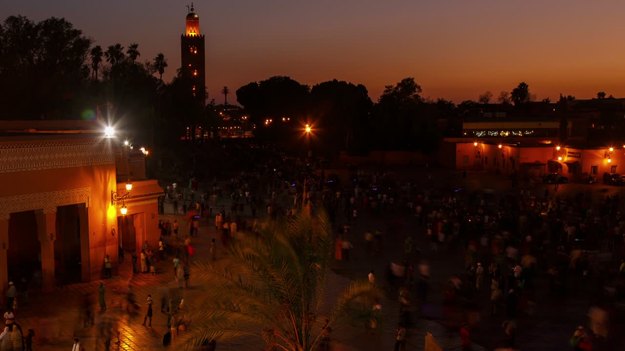 마라케시의 사람들은 제마 엘 파나에서 시간을 보내고 있습니다.