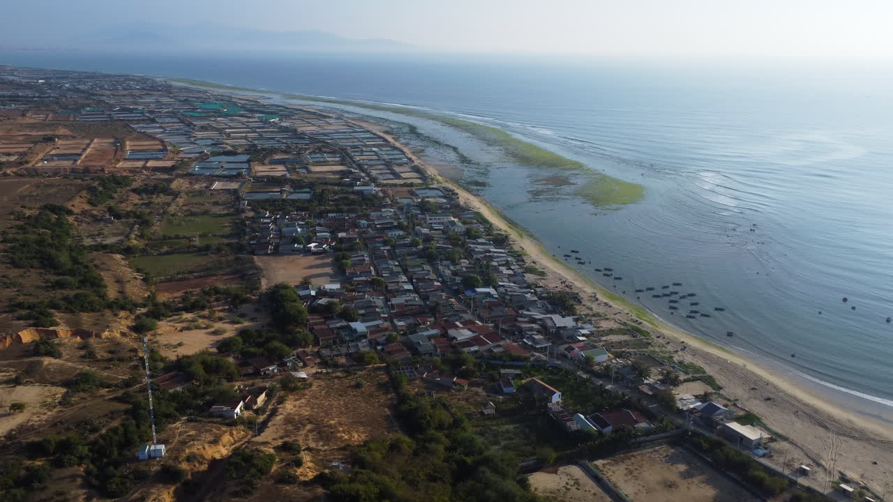 hermosa toma aérea de la ciudad costera con playa de arena y océano durante el día soleado - ninh thuan, phan rang, vietnam