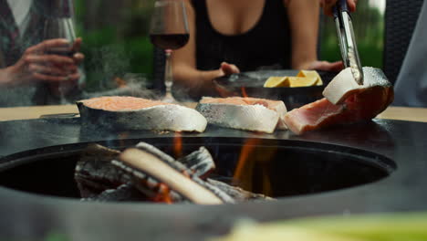 요리사 손이 bbq 음식을 준비하고 있습니다.