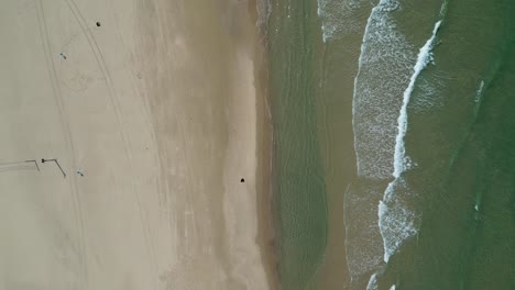 vista aérea superior aislada de 4k de una playa vacante con algunas personas - bat yam israel