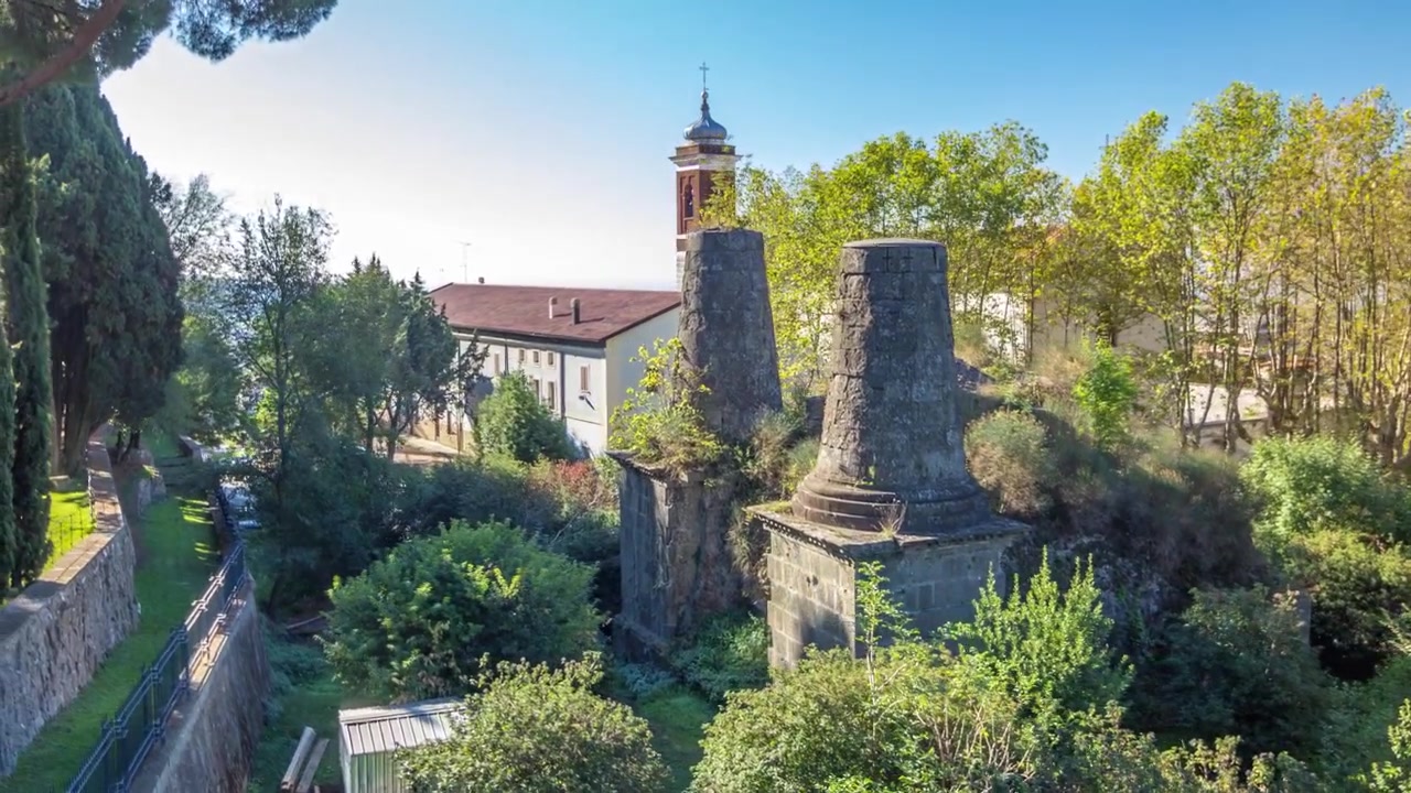 Timelapse della Chiesa di Santa Maria della Stella e della Tomba degli Orazi e Curiazi ad Albano Laziale, Italia con splendido scenario e filmato in hyperlapse
