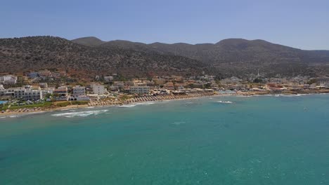 Die-Touristenstadt-Stalis-Mit-Strandbädern-Im-Sommer