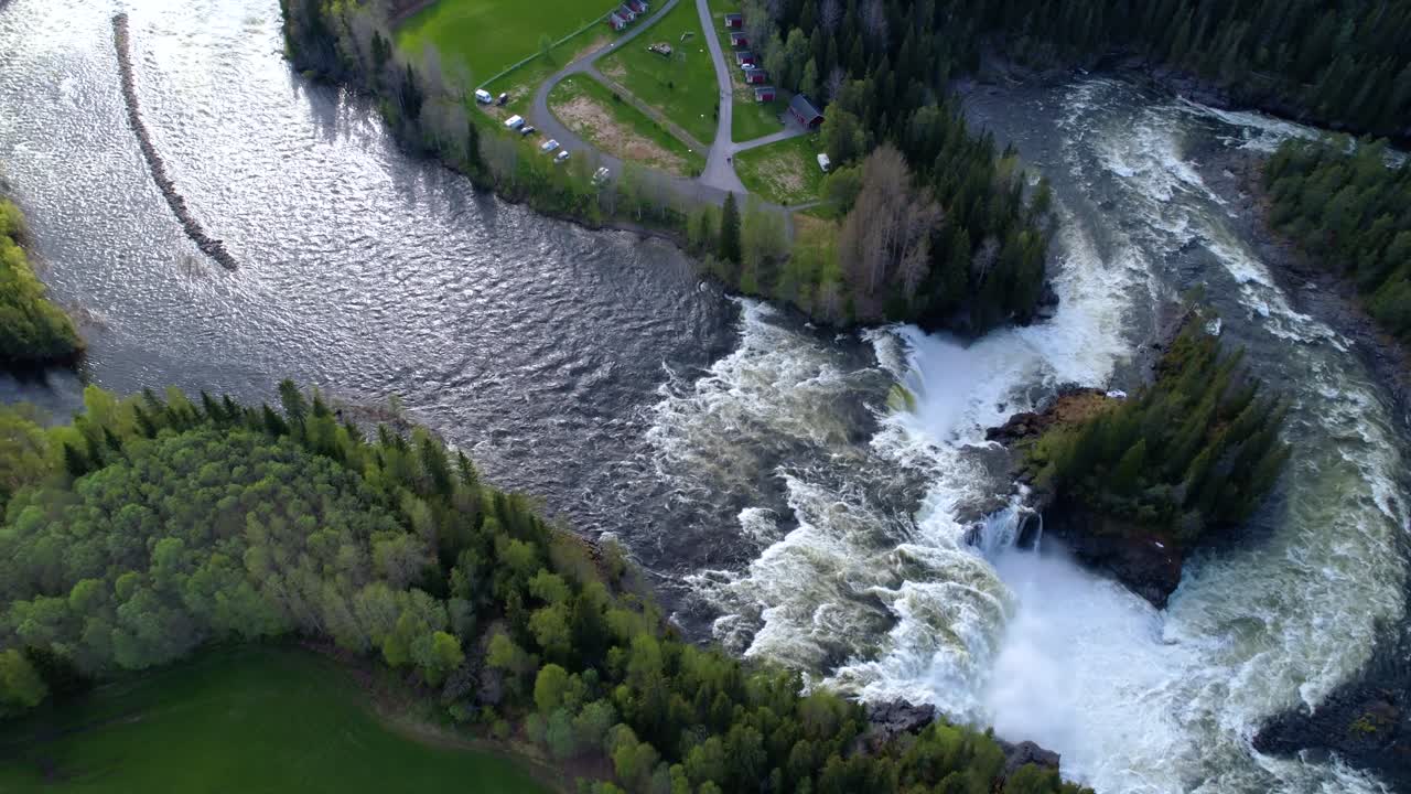 la cascada de ristafallet en la parte occidental de jamtland está catalogada como una de las cascadas más hermosas de suecia.
