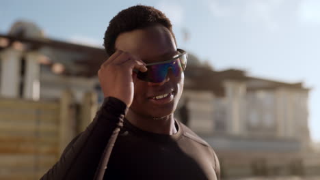 cara, sonrisa y hombre negro con gafas de sol al aire libre