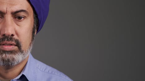 hombre de mediana edad con turbante visiblemente preocupado por el espacio de copia