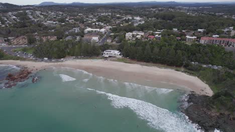 Vista-Aérea-De-La-Playa-Y-La-Ciudad-De-Flynns-En-Port-Macquarie,-Nsw,-Australia