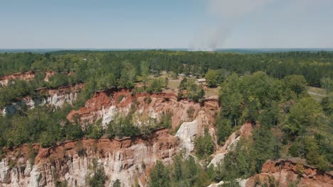 hermosas imágenes de drones del parque estatal providence canyon en georgia