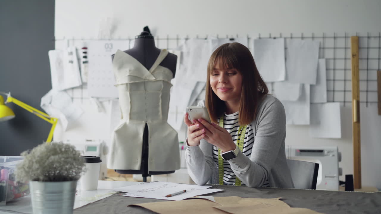 diseñadora de moda trabajando en su estudio