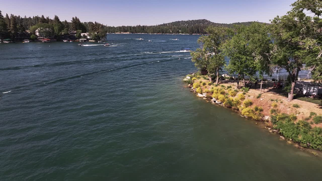 에어리 도리 (aerial dolly) 를 지나가는 해안선을 따라 캘리포니아의 아로헤드 호수 (lake arrowhead california)