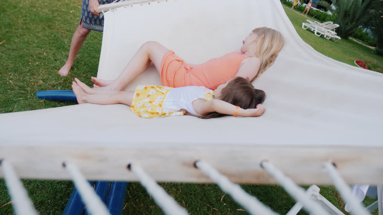 dos chicas con ropa de verano brillante están tumbadas en la tumbona divirtiéndose disfrutando de la vista del resto desde
