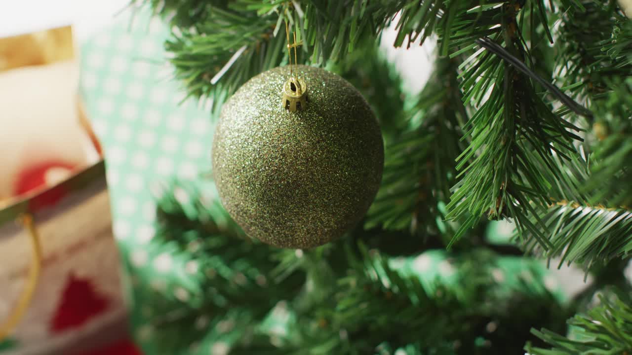 Close-up de bolas e decorações de Natal na árvore de Natal verde.