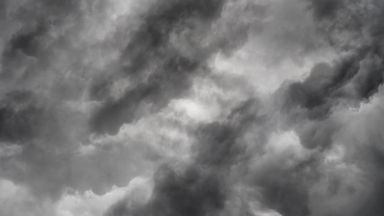 하늘에 떠있는 먹구름 속의 뇌우