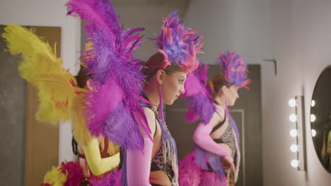 showgirls preparándose y posando frente a un espejo