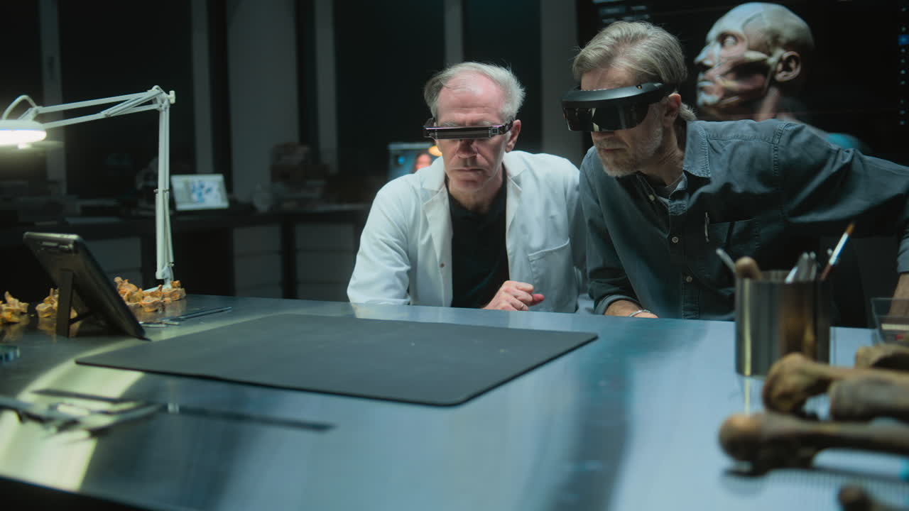 científicos que utilizan la tecnología vr en un laboratorio médico