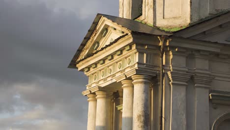 vieja fachada de la iglesia en la puesta de sol