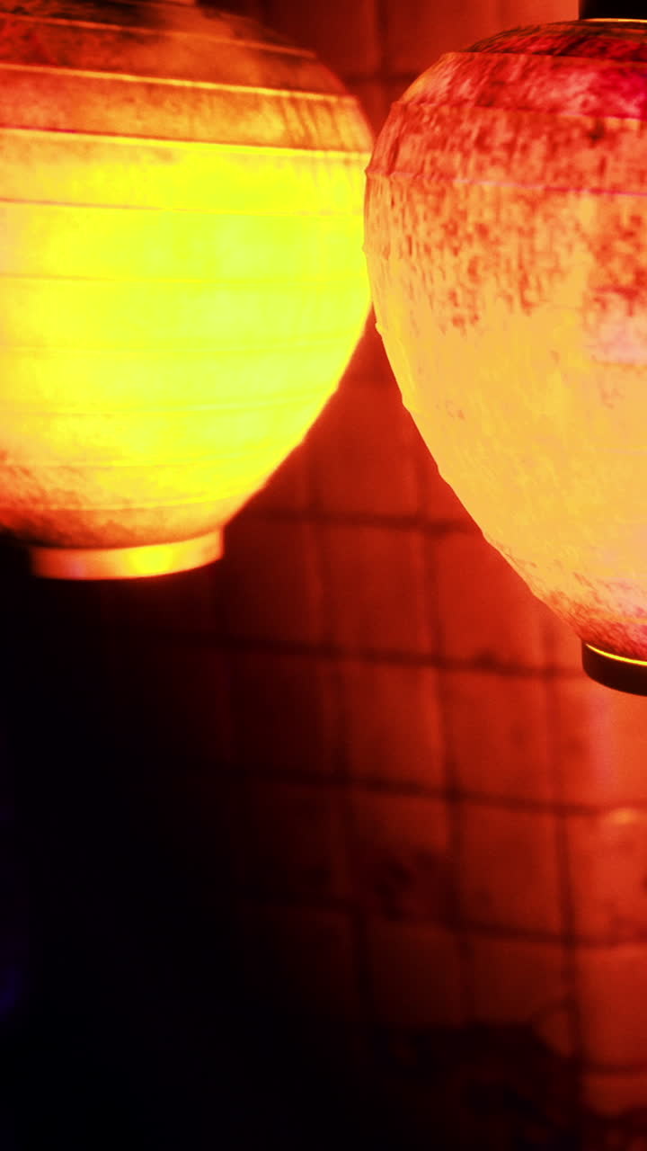 Lanterne colorate illuminano una parete in uno spazio poco illuminato di sera