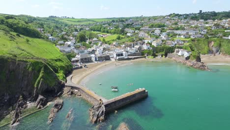 Gorran-Haven-Town-En-Cornwall-Con-Aguas-Turquesas-A-Lo-Largo-De-La-Playa-En-Verano,-Reino-Unido