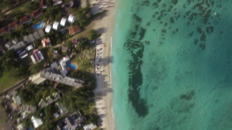 vista aérea de la costa y la familia bañándose en el océano