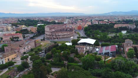 Aéreo-Ruinas-Romanas-Dron-Paso-Elevado-Helicóptero-Gira-Roma-Italia-Coliseo-Arquitectura