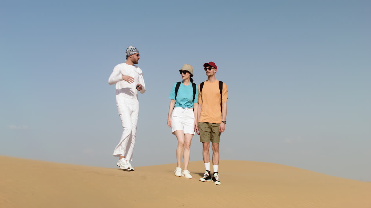 사막 에 있는 세 명 의 여행자