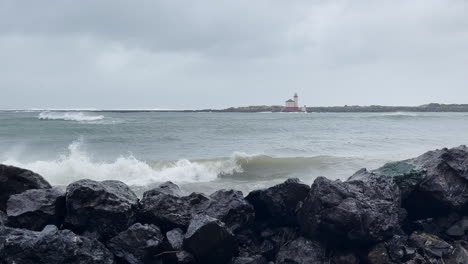 Coquille-River-lighthouse-in-Bandon-Oregon-with-extreme-high-tide-of-the-Coquille-River