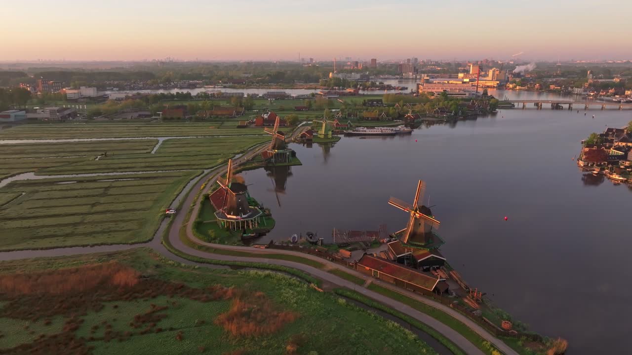 Foschia all'alba su mulini olandesi tradizionali e case incantevoli, Zaanse Schans