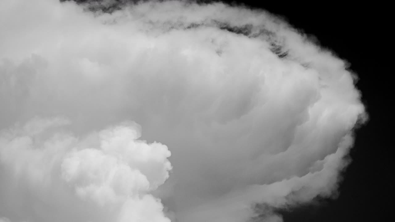 humo blanco como nubes en un fondo de cielo negro imágenes de lapso de tiempo.