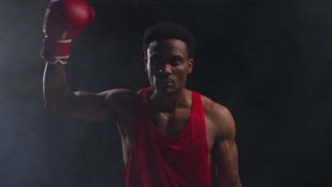 retrato de un boxeador entrando en el ring antes del comienzo de un partido de boxeo saludando y saludando a los aficionados calentándose con una iluminación de bajo nivel