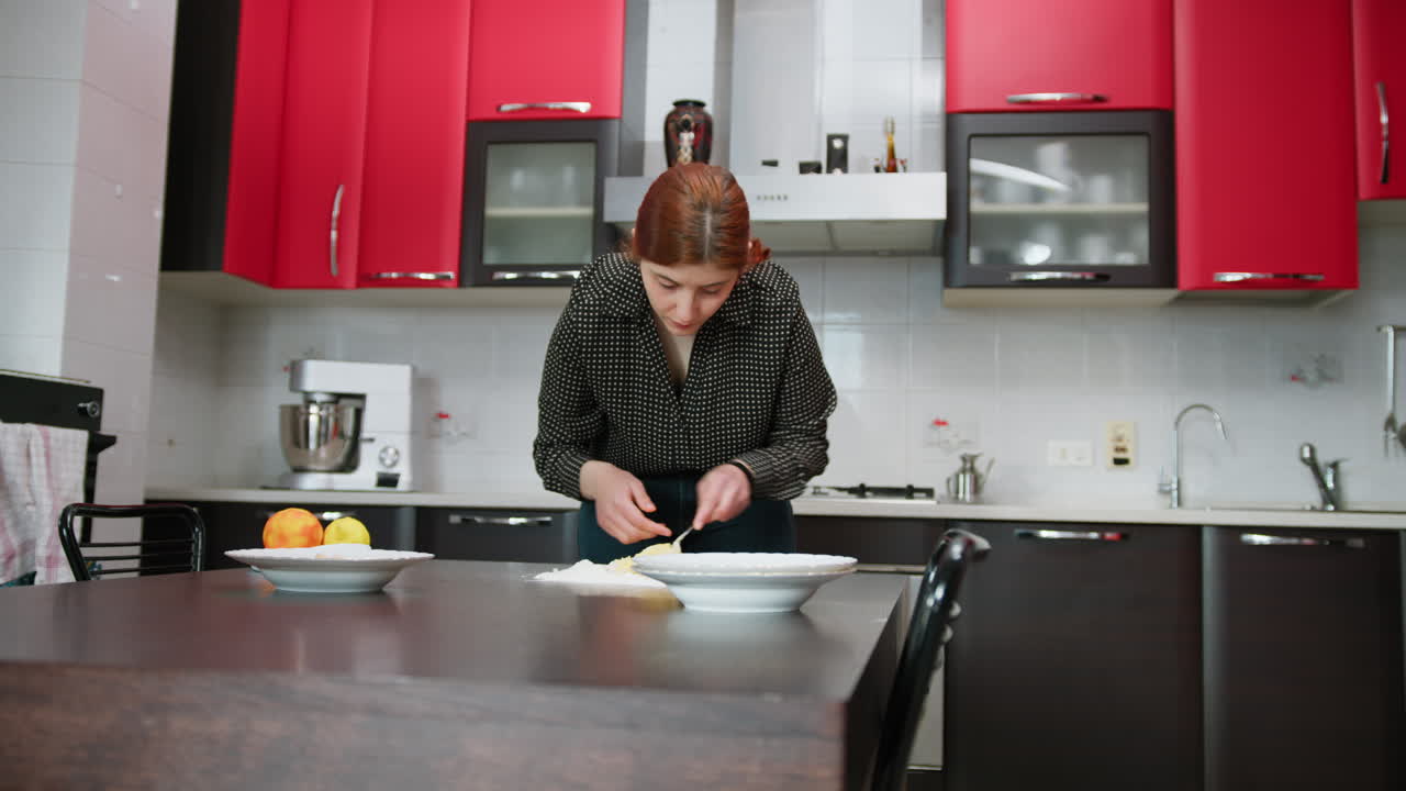 Una giovane donna prepara un dolce fatto in casa per i bambini al mattino.