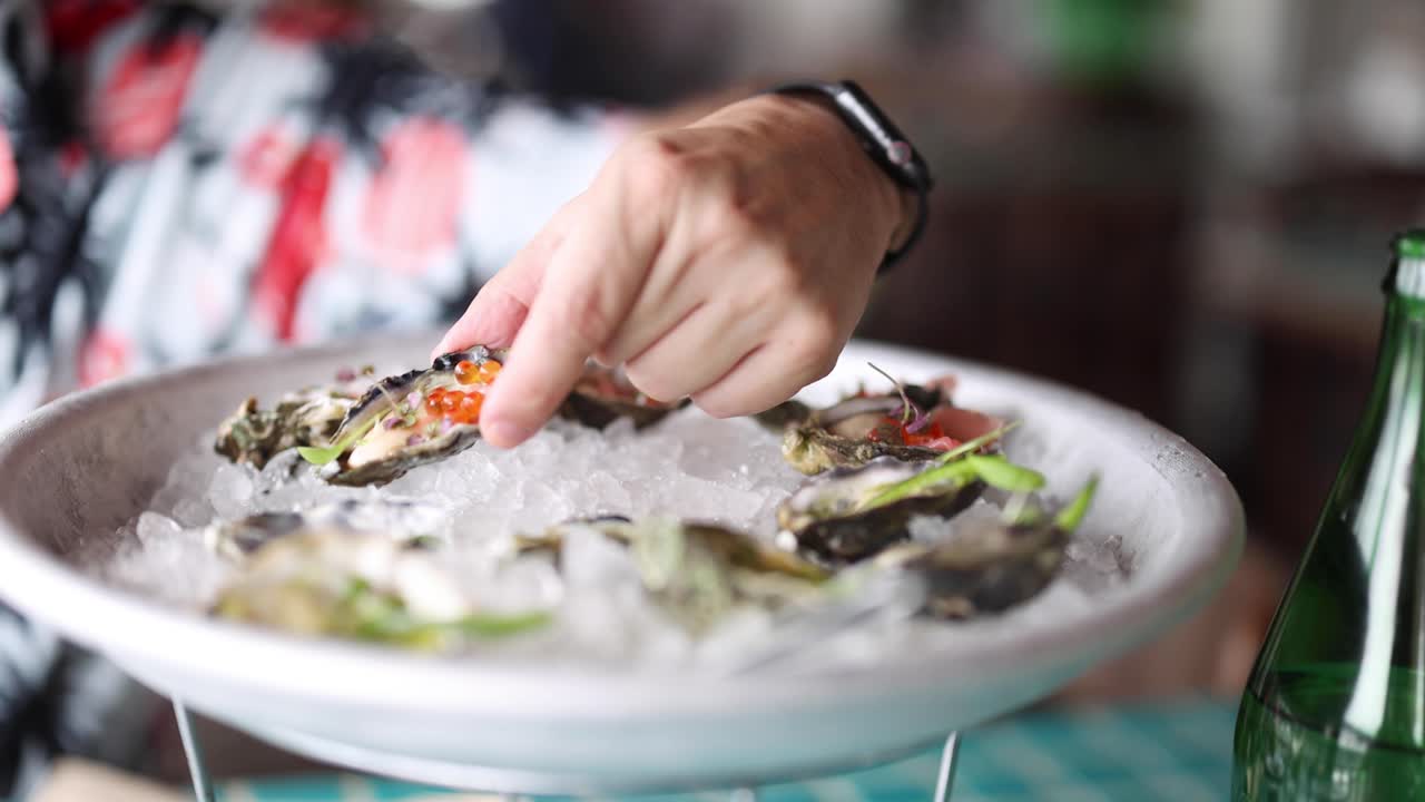 신선한 오스트리를 선택하고 먹는 사람