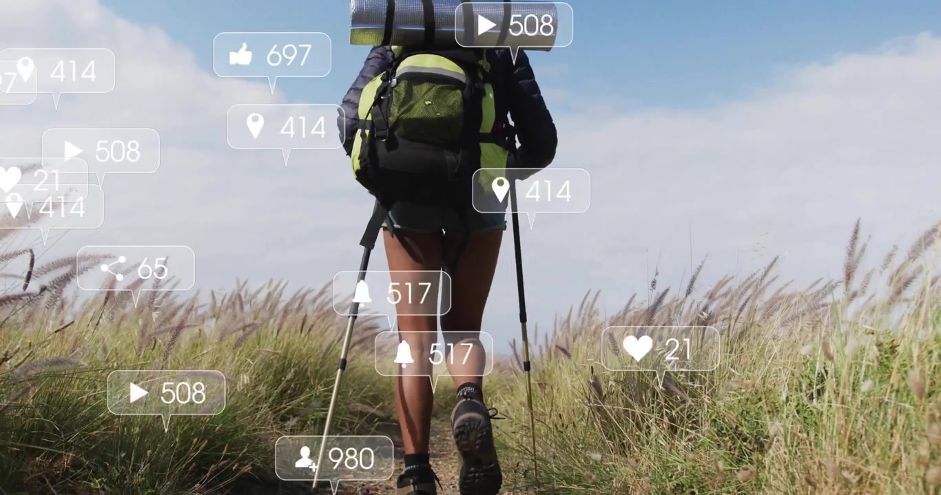 Escursionista che avanza su un sentiero con metriche di social media fluttuanti che mostrano la crescita dell'engagement