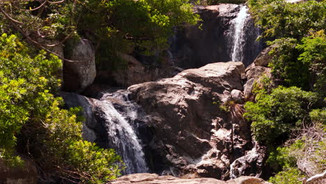 Escalones-De-Roca-Gigantes-Que-Crean-Múltiples-Cascadas-En-Los-Bosques-Escondidos-De-Vietnam