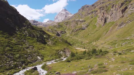 Valle-De-Los-Alpes-Italianos,-Toma-De-Cierre-Desde-La-Vista-Aérea-En-Un-Día-Soleado-Al-Final-Del-Verano