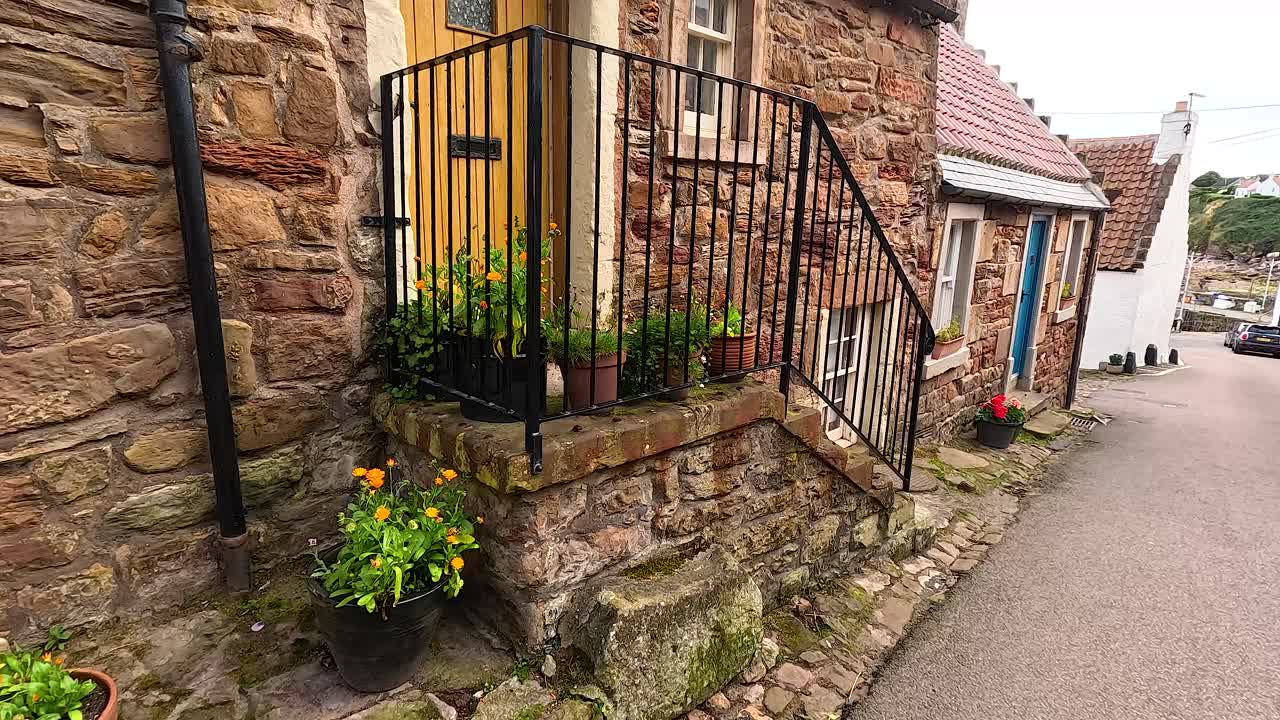 Stenbygninger med farverige døre og planter