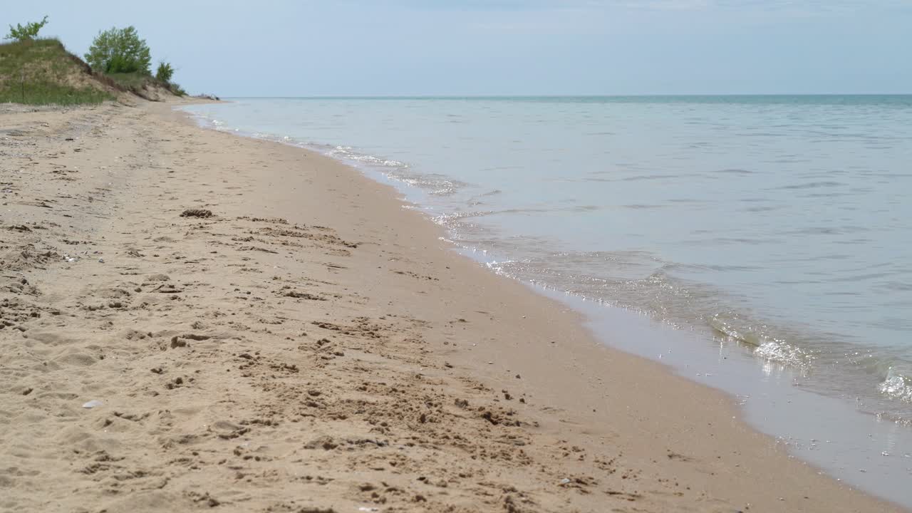 해변에 들어오고 나가는 조수