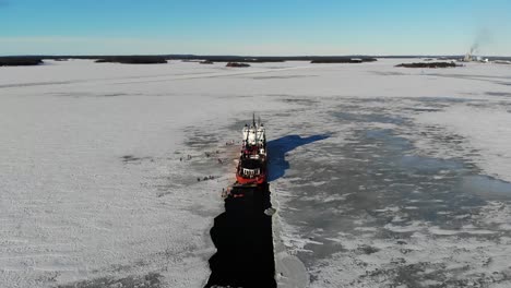 Eisbrecher-Fährt-Durch-Dickes-Eis-über-Dem-Wasser-In-Lappland,-Finnland.-Luftaufnahme