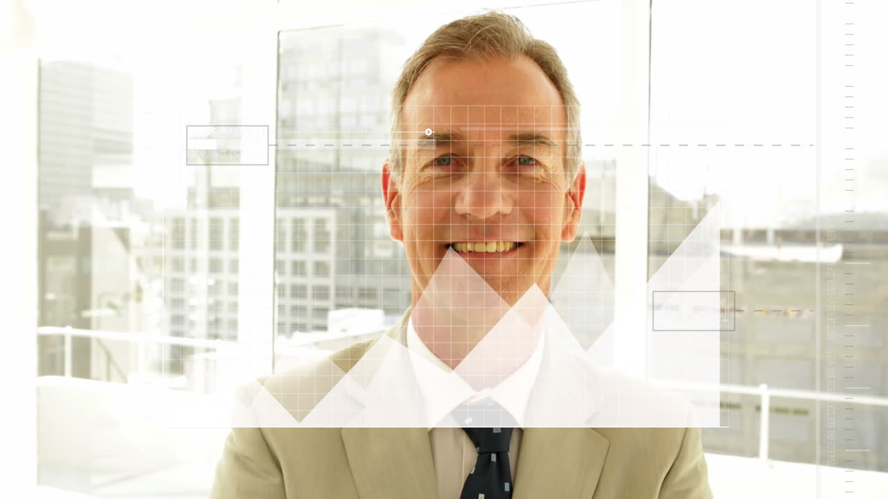 그래프와 로딩 바의 애니메이션, 웃는 백인 사업가 사무실에서 팔을  ⁇ 고 서 있습니다.