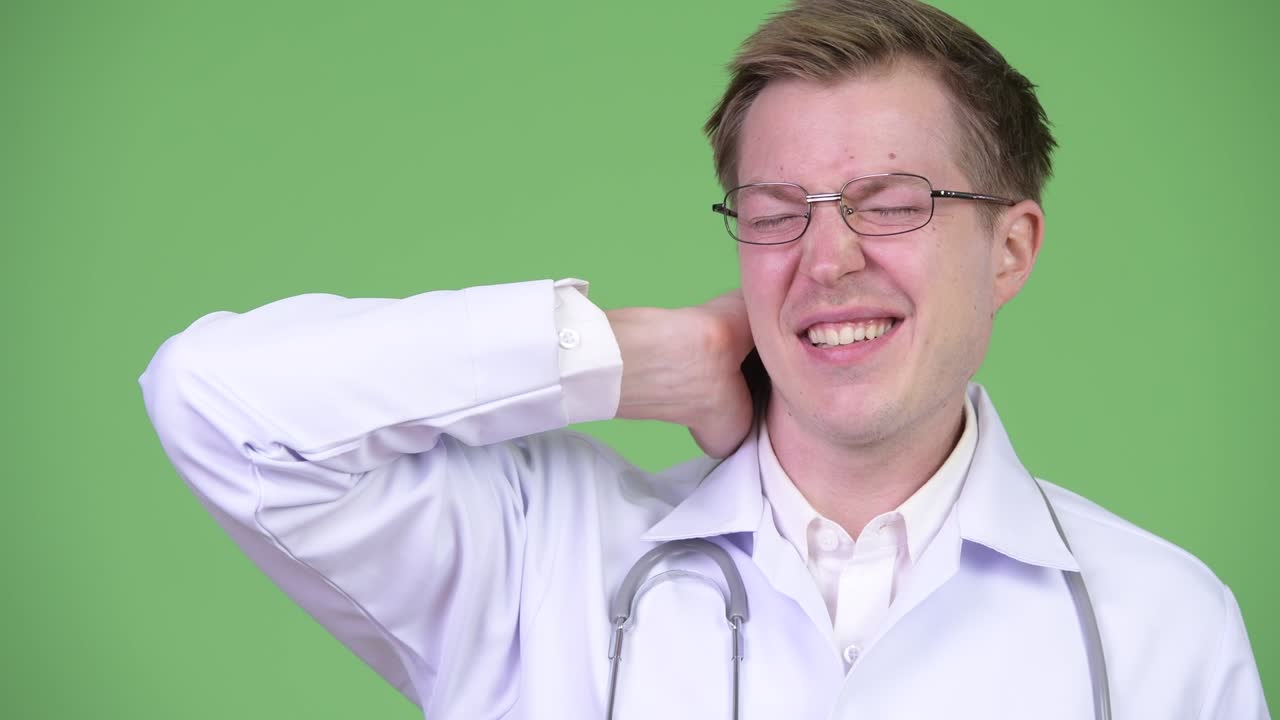 목 통증 이 있는 의사