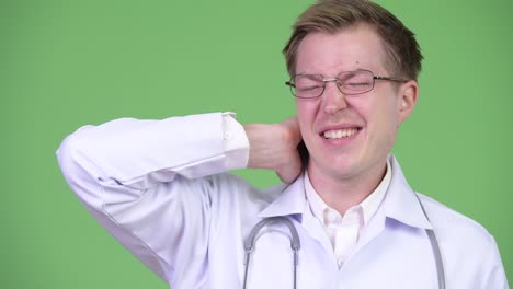 hombre con dolor de cuello
