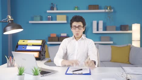 El-Chico-Con-Traje-Y-Gafas-Sueña-Con-Ser-Un-Gran-Hombre-De-Negocios,-Asume-El-Papel-De-Hombre-De-Negocios.