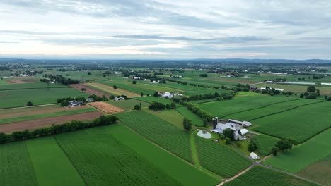 Una-Vista-Aérea-De-Las-Exuberantes-Y-Verdes-Tierras-De-Cultivo-Del-Condado-De-Lancaster,-Pennsylvania,-Después-De-Una-Tormenta-De-Verano