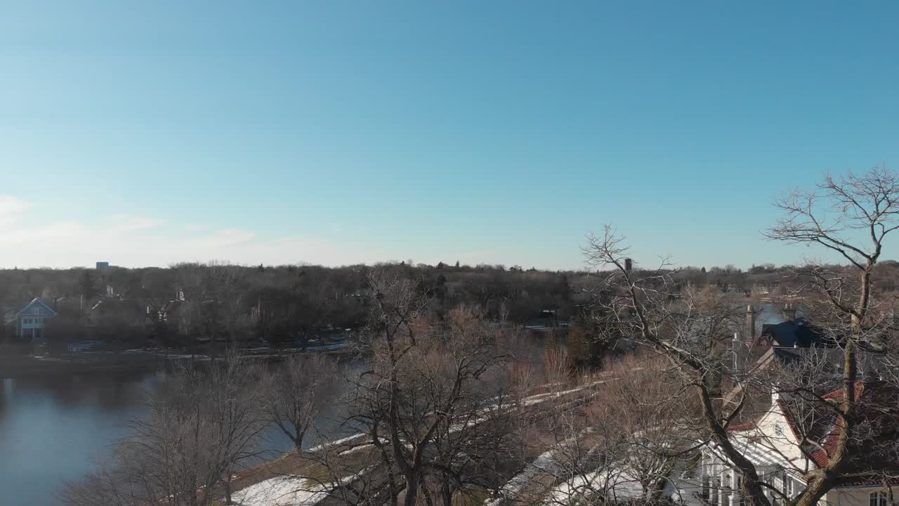 한 쪽에 호수가 있는 멋진 동네 도로 위의 차