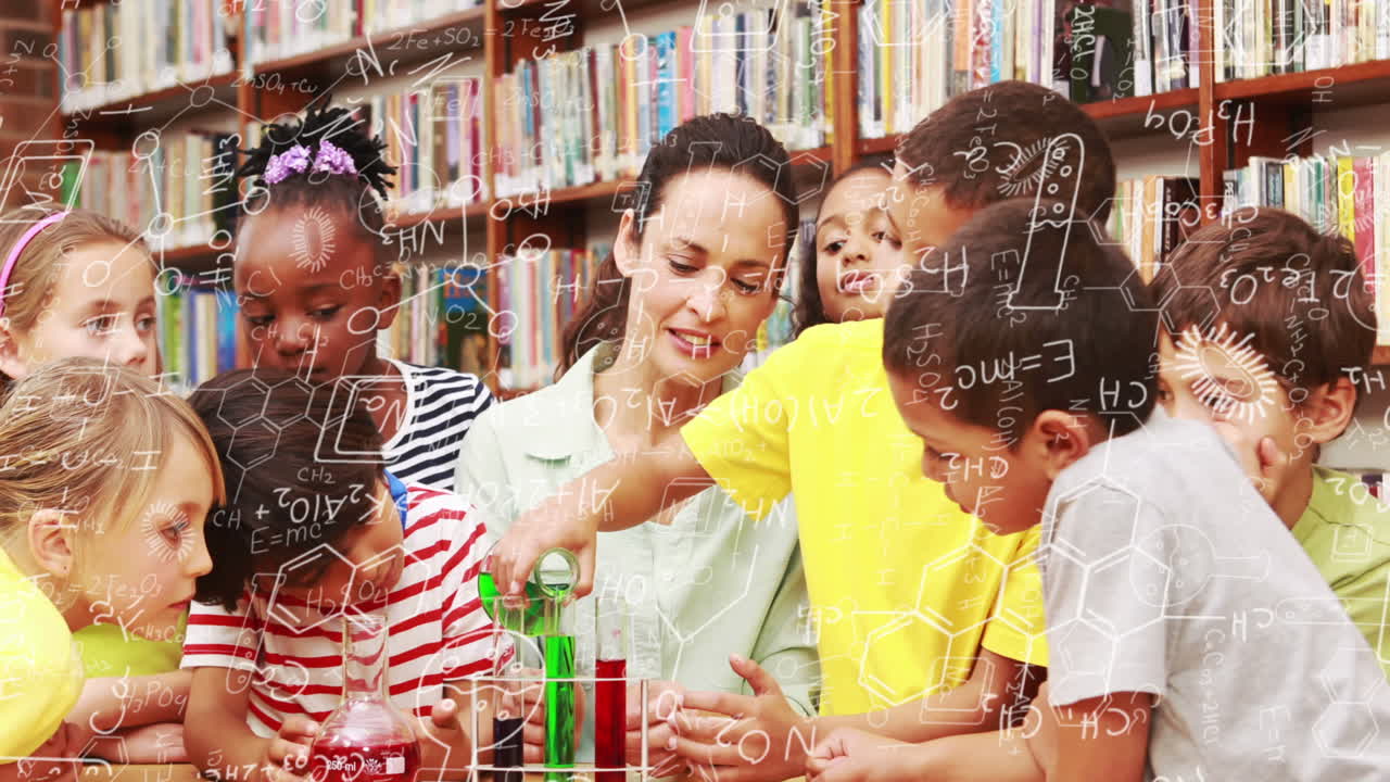 animación de iconos de la ciencia sobre una maestra caucásica sonriente con escolares diversos