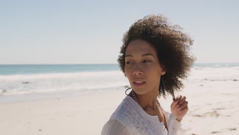 mujer joven relajándose junto al mar 4k